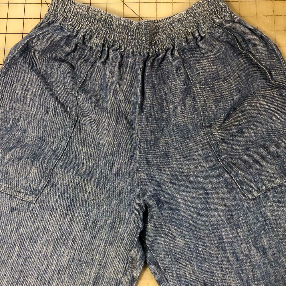 Linen and hemp wide legged pants w/pockets.